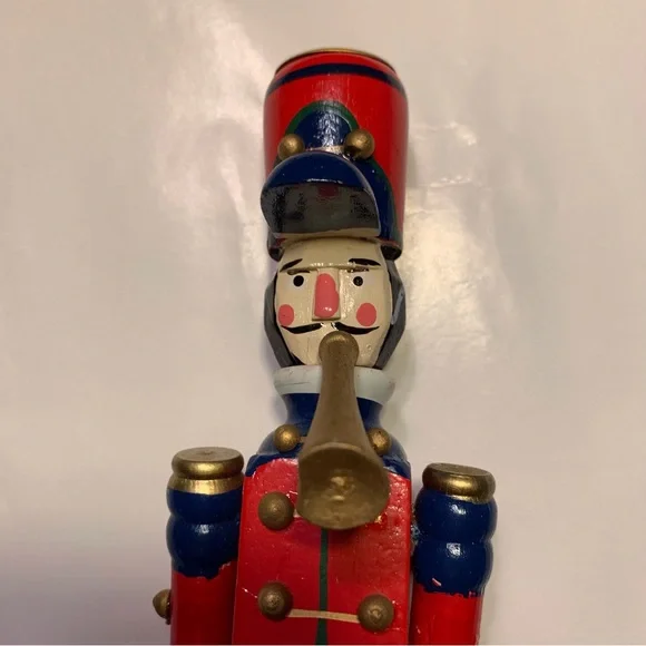 GUC Christmas Decor: Wooden Nutcracker Statue, Lightweight, Vintage - Picture 4 of 11